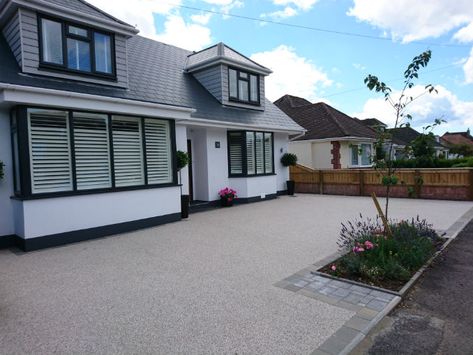 Gravel Driveway Landscaping, Imprinted Concrete Driveway, Front Garden Driveway, Front Driveway Ideas, Drive Ways, Front Garden Ideas Driveway, Driveway Materials, Beautiful Driveways, Garden Ideas Driveway