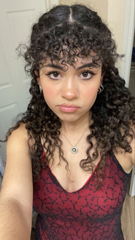 Jazzy Anne, Short Curly Hair With Bangs, Natural Curly Hair Cuts, Mixed Curly Hair, Curly Hair Drawing, Cute Curly Hairstyles, Hair With Bangs, Hairdos For Curly Hair, Curly Hair Inspiration