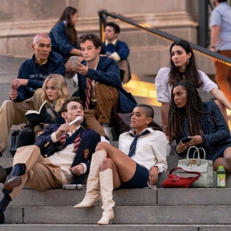 gossip girl reboot Gossip Girl Cast, Estilo Gossip Girl, Jordan Alexander, Gossip Girl Aesthetic, Gossip Girl Reboot, Girls 21st, Super Rich Kids, Nyc Aesthetic, Chuck Bass