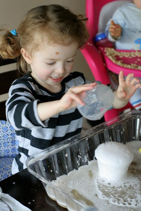 Baking Soda and Bubbles Science Experiment - The Imagination Tree Cornstarch And Water, Baby Sensory Play, Baby Sewing Projects, Messy Play, Toddler Play, Toddler Fun, Baby Sensory, Baby Learning, Fun Times