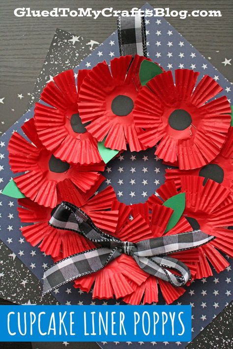 Combine a paper plate, red cupcake liners and other materials to make a unique flower wreath. Poppy Wreath Craft, Anzac Wreath Craft, Paper Plate Poppy Craft, Poppy Craft For Kids, Cardstock Paper Crafts, Cupcake Liner Crafts, Remembrance Day Activities, Reception Classroom, Poppy Craft