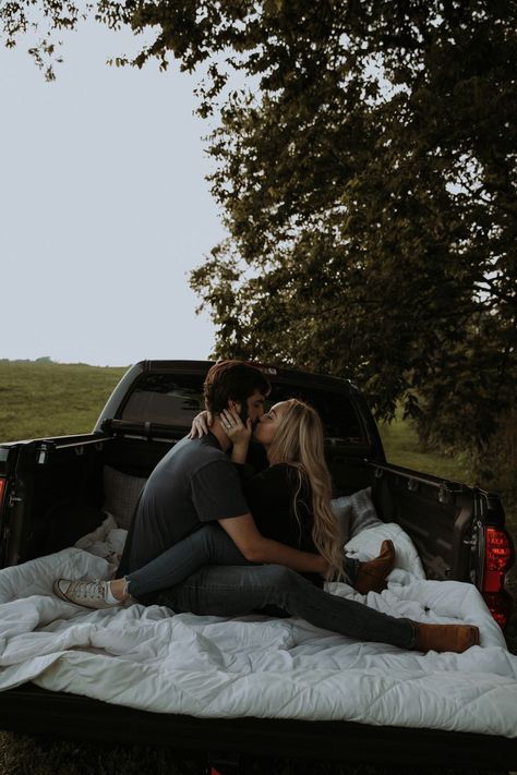 Couples Home Decor, Truck Bed Date, Couples Home, Country Couple Pictures, Country Relationship Goals, Cute Country Couples, Western Photoshoot, Winter Date Night, Blankets And Pillows