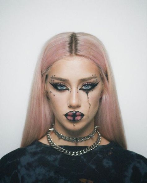 Gore Photoshoot, Unconventional Makeup, Avant Garde Makeup, Rave Makeup, Graphic Eyeliner, Drag Makeup, Cool Makeup Looks, Black Makeup, Crazy Makeup