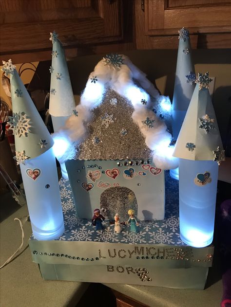 Light up Valentine's box  👸🏼 Frozen castle Valentines Box Castle, Olaf Valentine Box Ideas, Frozen Valentines Boxes, Frozen Valentines Box Ideas, Ariel Valentines Boxes, Elsa Valentine Box Ideas, Princess Castle Valentine Box Ideas, Elsa Valentines Boxes Diy, Castle Valentine Box Ideas