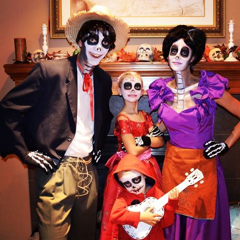 Coco Family Halloween Costume: Hector, Freida, Imelda and Miguel Peter Pan Kostüm, Hector Coco, Coco Costume, Steampunk Kids, Education Tattoos, Family Themed Halloween Costumes, Tattoos Architecture, Family Halloween Costume, Movie Halloween Costumes