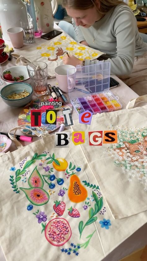 Femke | painting tote bags🍊☀️🩵🫐 @lievemerlijn thanks for having us🫶… | Instagram Cute Painted Tote Bags, Diy Painted Tote Bag Ideas, Painting Bags Ideas, Roommate Activities, Girls Craft Night Ideas, Decorate Tote Bag, Tote Painting Ideas, Painting On Tote Bags, Canvas Tote Bag Painting