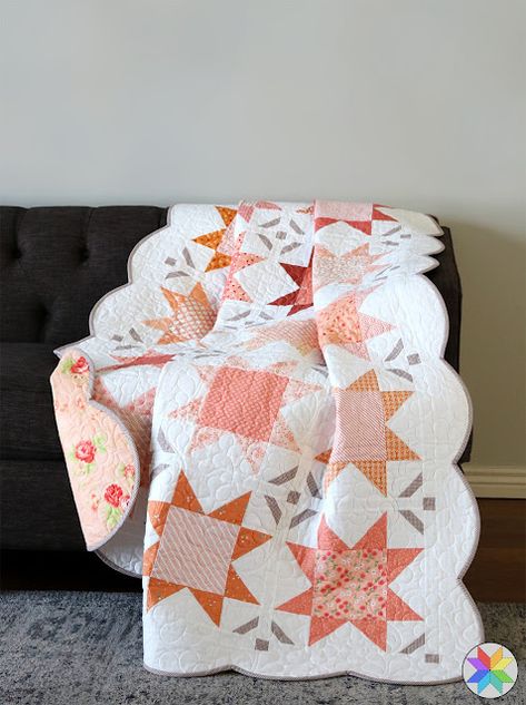 Quilts With Scalloped Borders, Scalloped Quilt Border, New Quilt Patterns 2022, Large Print Fabric Quilt Ideas, Quilt Sashing Ideas Simple, Heirloom Quilt Patterns, Beautiful Quilts Patterns, Girly Quilt Patterns, Pretty Quilt Patterns