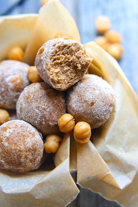 Gluten Free Salted Caramel Protein Bites! The perfect protein ball recipe to satisfy your sweet tooth! Super easy to make with no baking, kid friendly, great for snacking, desserts, etc. Protein Bites Recipe, Protein Ideas, Low Fat Snacks, Protein Balls Recipes, Energy Bites Recipes, Healthy Protein Snacks, Protein Treats, Protein Powder Recipes, Protein Bites