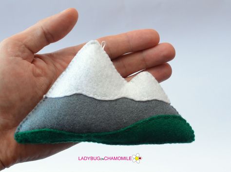 Mountains Van Vw, Felt Ornaments, Crafty Stuff, Diy And Crafts, Coin Purse, Craft Ideas, Stockings, Figurines, Felt