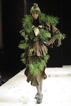 Moss Dress Costume, Mother Nature Fashion, Clothes Inspired By Nature, Moss Outfit, How To Choose Sunglasses, Plant Fashion, Moss Dress, Forest Fashion, Botanical Fashion