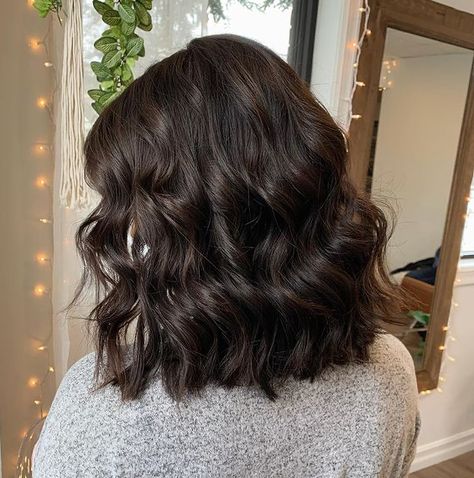 Short Hair Colors, Short Dark Brown Hair, Hair Colors Ideas, Brown Wavy Hair, Black Wavy Hair, Dark Brunette Hair, Prom Hairstyle, Short Dark Hair, Brown Curly Hair