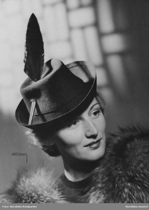 1940s Hat Styles from 1940 to 1945 | Glamourdaze 1940s Costume, Homburg Hat, 1940s Women, Historical Hats, 1940s Hats, 1940s Hairstyles, Fashion 1940s, Fashion Archive, 40s Fashion