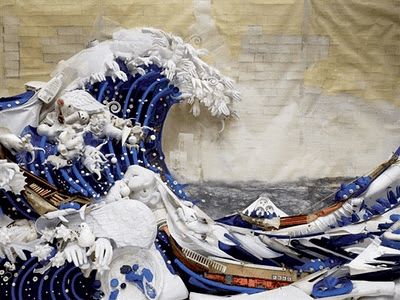 Hokusai’s “The Great Wave.” recreated in trash by artist Bernard Pras. Illusion Kunst, Istoria Artei, Trash Art, Found Object Art, Art Parody, Plastic Art, Painting Media, Hur Man Målar, Art Japonais