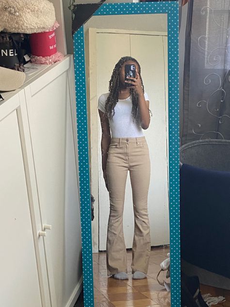 Fall outfits, outfit ideas, fall outfits 2022 Cute Khaki Pants Outfit School, Fall Outfits With Khaki Pants, Khaki Pants Outfit School, School Uniform Outfits Pants, Cute Khaki Pants Outfit, First Day Of School Outfit College, First Day Of Class Outfit College, Outfits With Khaki Shorts, Class Outfit College