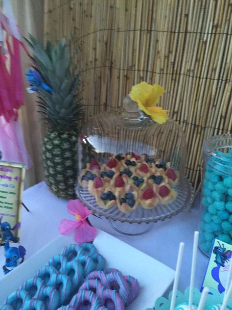 Lilo And Stitch Party Food Ideas, Lilo And Stitch Candy Table, Stitch Dessert Table, Lilo And Stitch Party Food, Stitch Centerpiece Ideas, Stitch Party Food, Lilo And Stitch Food Ideas, Lilo And Stitch Birthday Party Food, Lilo And Stitch Birthday Party Ideas