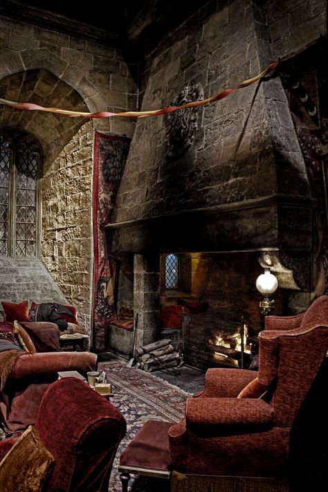 Griffendor Common Room, Harry Potter Gryffindor Common Room, Gryffindor Common Room Aesthetic, Garage Murals, Harry Potter Common Room, Hogwarts Dorm Room, Gryffindor Room, Hogwarts Dorm, Hogwarts Common Rooms