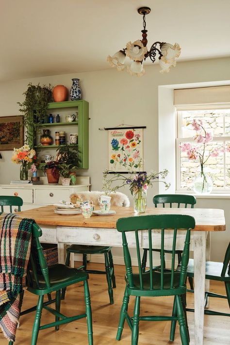 Traditional Colorful Home, Colourful Family Home, Eclectic Kitchen Dining Room Combo, Spanish Apartment Barcelona, Wholesome Life Aesthetic, Funky Cottage Interiors, Minimalist Cottage Kitchen, Cottage Core Tv Stand, Vintage French Cottage Decor