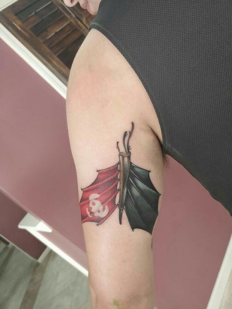 How To Train Dragon Tattoo, Toothless Tail Tattoo, Toothless Dragon Tattoo Night Fury, Dragon Tail Tattoo, How To Train Your Dragon Tattoo Ideas, Toothless Tattoo Ideas, Fandom Tattoo Ideas, Toothless Tattoo Night Fury, How To Train Your Dragon Tattoos