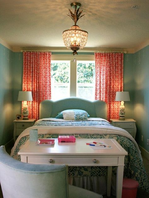 bed under window...love how cozy this room is! and check out the headboard! Sophisticated Teen Bedroom, Small Sleeping Spaces, Girls Dream Bedroom, Space Apartments, Chic Bedroom, Decor Tips, Beautiful Bedrooms