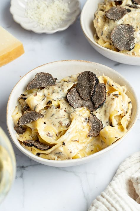 Perfectly cooked pasta in silky, velvety and super creamy sauce flavored with fresh truffle - this 15-minute dish is just remarkable! White Truffle Recipes, Creamy Truffle Pasta Recipe, Fancy Pasta Dinner, Fancy Pasta Dishes, Truffle Sauce Recipe, Truffle Pasta Recipe, Black Truffle Pasta, Fancy Pasta, Fresh Truffle