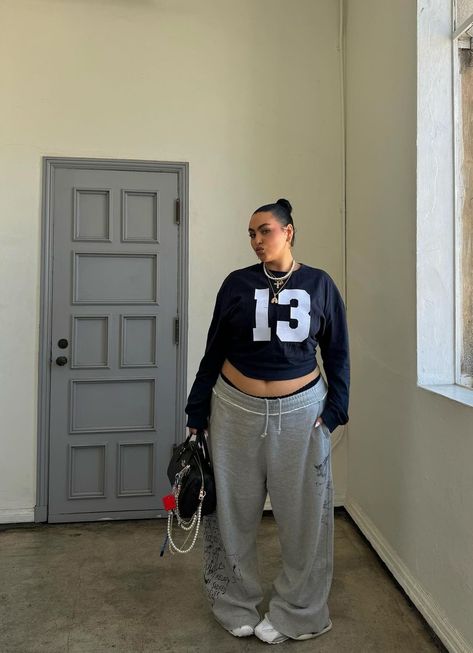 Plus Y2k Outfits, Midsize Sweatpants Outfit, Plus Size Grunge Outfits 90s, Outfits For Thick Body Type, Streetwear Fashion Plus Size, Plus Size Grunge Outfits, Chubby Baddie, Plus Size Grunge, Outfit Midsize