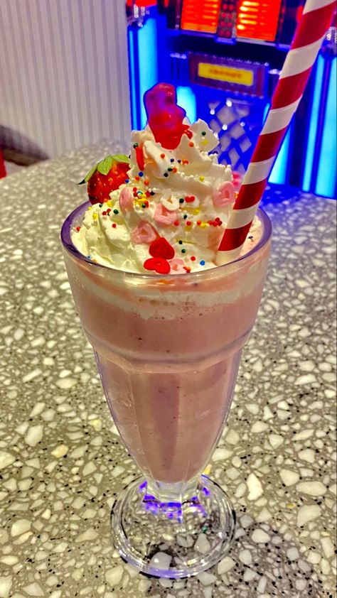 Retro Diner Aesthetic Food, 80s Diner Food, 50s Restaurant Aesthetic, 80s Restaurant Aesthetic, 90s Diner Aesthetic, Milkshake Aesthetic Vintage, 70s Diner Aesthetic, 90s Restaurant Aesthetic, Diner Aesthetic Food