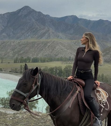 Horseback Riding Outfit Winter, Dark Brown Sweater, Horse Riding Pants, Boot Pants, Horsey Life, Horse Riding Aesthetic, Riding Holiday, Outfit Dark, Horseback Riding Outfits