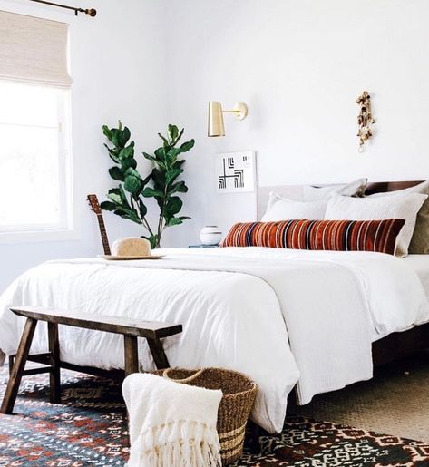 The Ultimate Airbnb Superhost Guide! - Mamma Mode White Bedroom Interior, Airbnb Superhost, Modern Eclectic Home, Green Mattress, Modern Boho Bedroom, Saturday Vibes, Bedroom Essentials, Comfortable Pillows, Bedroom Boho