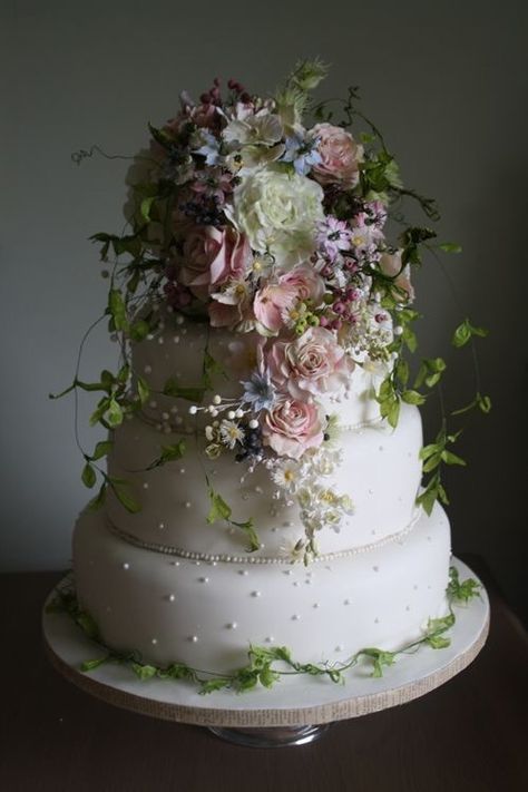 Meadow Flowers Wedding, Swan Cakes, Flowers Wedding Cake, Tier Cakes, Cakes Design, Fabulous Cakes, Cascading Flowers, Cake Flower, Amazing Wedding Cakes