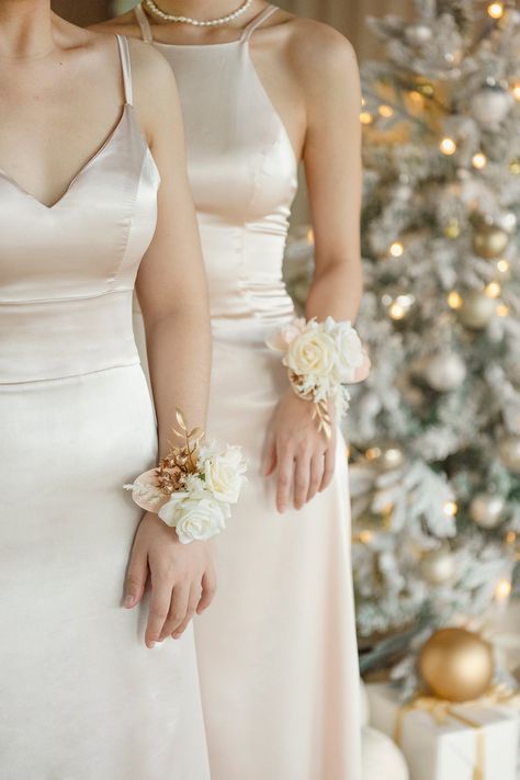 Beige Bouquet, Wrist Corsage Wedding, Wrist Corsages, Bridesmaid Corsage, Beige Wedding, Cream Wedding, Country Weddings, White And Beige, Vintage Wedding Decorations