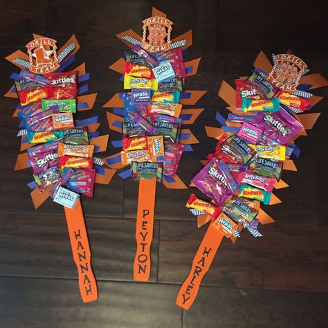 Candy Spirit Sticks! Great team gifts! Use free paint stirrer from Home Depot, paint it and add ribbon and candy with hot glue! Stickers or vinyl letters or lettering Candy Spirit Sticks, Cheer Treats, Cheer Competition Gifts, Cheerleader Gifts, Posters Diy, Spirit Sticks, Spirit Bags, Team Snacks, Cheer Team Gifts