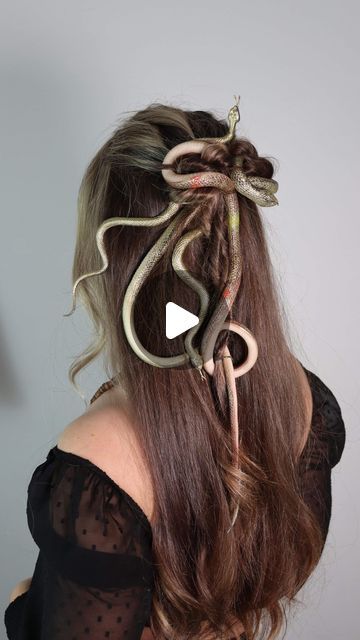 Camille Maurin on Instagram: "Medusa’s hairstyle 🐍 The failure of this video made you laugh 😜I hope you like this “successful” version just as much. #maureen #medusa #hairstyles #snake" Medusa Hair Diy, Medusa Clothes, Medusa Fancy Dress, Diy Medusa Headpiece, Medusa Hairstyle, Snake Hairstyle, Medusa Outfit, Medusa Wig, Halloween Medusa