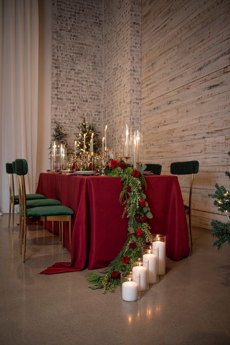 Christmas Wedding Alter, Christmas Themed Wedding Reception, Winter Wedding Design, Christmas Wedding Table Settings, Christmas Wedding Decorations Receptions, Christmas Wedding Table Decor, Nutcracker Wedding, Poinsettia Wedding, Christmas Themed Wedding