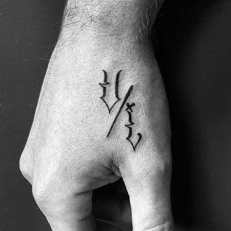 Guy With Small Decorative Letters Badass Hand Tattoo Small Letter Tattoo, Meaningful Tattoos For Men, Herren Hand Tattoos, Tattoos Masculinas, Simple Hand Tattoos, Tatuagem Masculina Pequena, Unique Small Tattoo, Tattoo Placements, Design Symbols