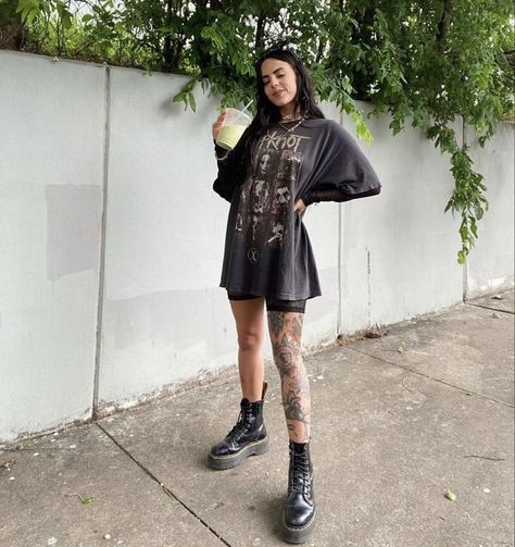 Punk Band Concert Outfit, Goth Chic Outfits Plus Size, Flannel Rock Outfits, Grunge Biker Shorts Outfit, Alternative Fashion Concert, Alternative Festival Fashion, Alternative Nashville Outfits, Millenial Alt Fashion, Edgy Midi Skirt Outfit