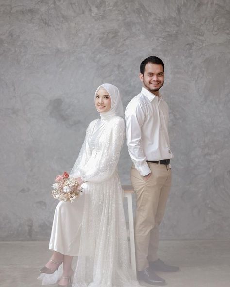 Muslim Wedding Photos, Pose Pengantin, Fesyen Islam, Pre Wedding Photoshoot Props, Muslimah Wedding Dress, Nikah Dress, Muslimah Wedding, Pre Wedding Photoshoot Outfit, Korean Wedding Photography