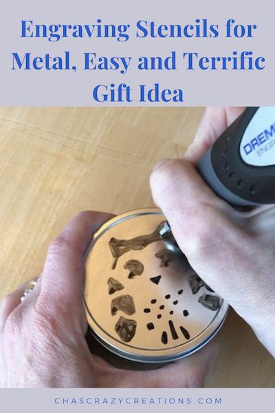 Did you know engraving stencils for metals only requires regular stencils used for any project? Check out this fun tutorial to make easy gift ideas. Pen Engraving Ideas, Engraving Pen Crafts, Metal Etching Ideas, Engraving Stencils, Engraving Pen Projects, Dremel Engraving Metal, Culiau Engraving Ideas, Dremel Etching Metal, Engraving Tools Metal