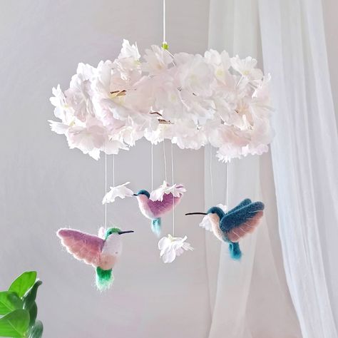 Flower Baby Mobile, Baby Nursery Wall Decals, Mobile Girl, Kids Rooms Inspo, Themed Kids Room, Bird Nursery, Bird Mobile, Girl Cribs