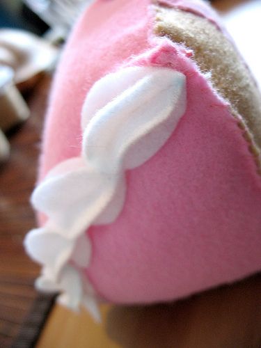 Felt Cake Pattern, Cake For Children, Diy Frosting, Felt Strawberry, Felt Food Diy, Felt Cupcakes, Felt Cake, Fun Summer Crafts, Short Cake