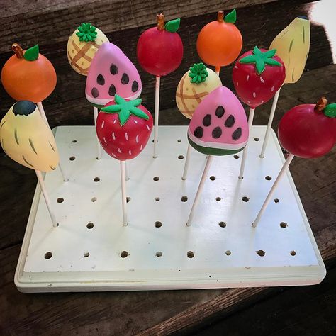 Cakebydani on Instagram: “Fruit party cake pops! I LOVE this theme! 🍌🍓🍉🍎🍊Painted using @pinkpoppypastriesandpops #cakepops #fruitparty #fruitcakepops #instagood…” Fruit Party Ideas, Dancing Fruit, Ball Dancing, Fruit Birthday Party, Decorator Frosting, Fruit Birthday, Baby Fruit, Fruit Party, Cake Balls