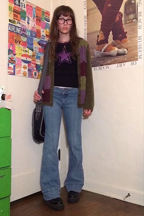 Flare Jeans Outfit, Alt Clothes, Funky Outfits, Fall Fits, School Fits, Jeans Outfit, Dream Clothes, Look Cool, Jean Outfits