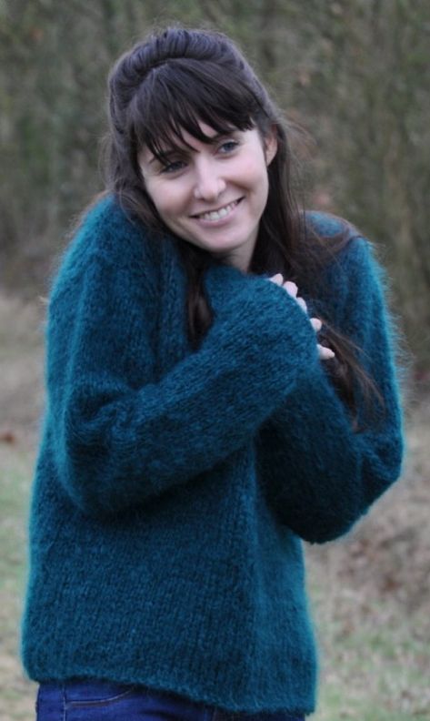 Fuzzy Mohair Sweater, Crochet Christmas Trees Pattern, Pull Mohair, Fluffy Cardigan, Chunky Knitting Patterns, Chunky Knitting, Pull Oversize, Knitwear Fashion, Crochet Woman