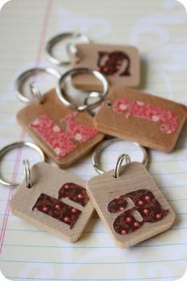 Girls Camp Crafts, Wood Monogram, Diy Monogram, Monogram Keychain, Girl Scout Ideas, Cadeau Diy, Camping Crafts, Crafty Craft, Crafty Diy