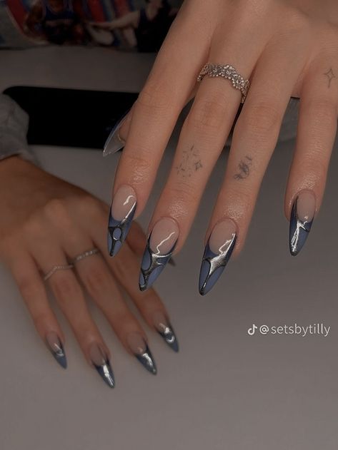 Techno Nails Ideas, Chrome Nails Designs Y2k, Sci Fi Acrylic Nails, Cyberpunk Acrylic Nails, Chrome Y2k Nails, Futuristic Nails Aesthetic, Futuristic Almond Nails, Cybersigilism Nails, Cybercore Nails