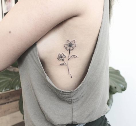 Small Dainty Flower Tattoos, Tattoos On Ribs, Dainty Flower Tattoos, Flash Sketch, Tattoo Ribs, Amor Tattoo, Delicate Flower Tattoo, Violet Tattoo, Ribcage Tattoo