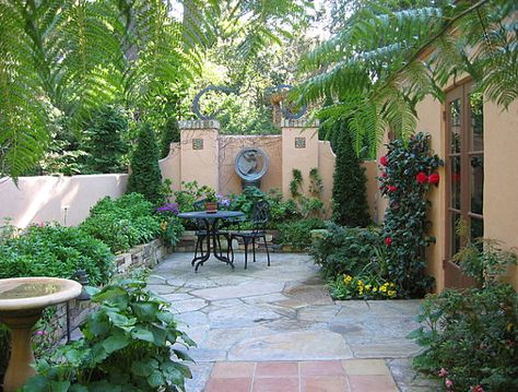 mediterranean landscaping in south florida | Backyard patio with a lush border Design Per Patio, Mediterranean Patio, Small Yard Landscaping, Patio Layout, Small Courtyard Gardens, Courtyard Gardens Design, Front Courtyard, Courtyard Design, Small Courtyards