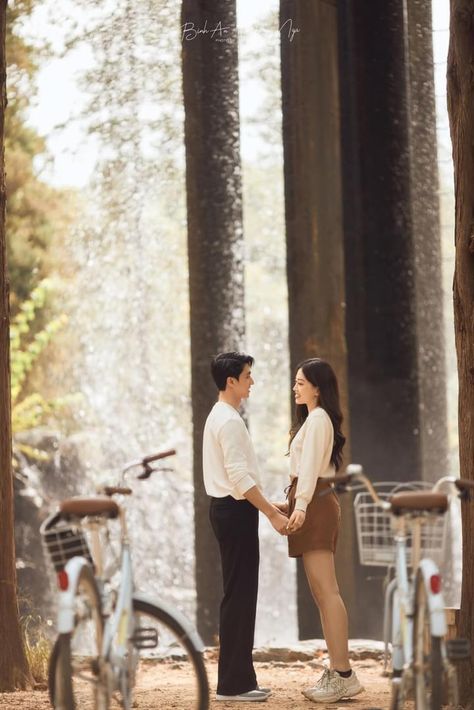 Korean Theme Prenup Shoot, Prewedding Garden Casual, Aesthetic Prenup Photos, Prenup Poses Ideas Outdoor, Korean Prenup Photoshoot Ideas Outdoor, Simple Prenup Photoshoot Ideas, Prewed Simple, Prewedding Photography Casual, Pre Nup Photoshoot