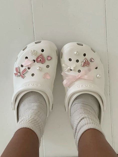 Crocs Style Crocs Diy Ideas, Crocs Pins Ideas, Coquette Crocs, White Crocs Jibbitz Ideas, White Crocs Aesthetic, Decorate Crocs, Jibbitz Crocs Ideas, Crocs Pins, Coquette Heels