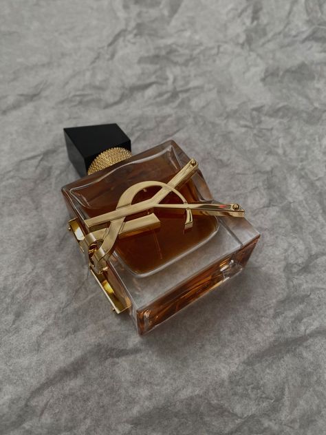 Smell: vanilla, sweet, warm spicy, tabacco, honey, powdery, cidrus #YSL #LIBRE #intense #aestetics #thatgirl #musthave #parfume Ysl Libre Intense, Ysl Parfum, Libre Intense, Yves Saint Laurant, Saint Laurent Libre, Ysl Libre, Ysl Perfume, Perfume Aesthetic, Saint Laurent Perfume