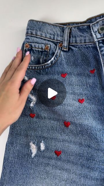 🧷 Trendy PDF sewing patterns on Instagram: "How to embroider cute hearts   Check out how you can add a cute little heart to any garment. Today, our #vikisews_sewinghacks post offers a simple embroidery tutorial that will add some flair to your jeans, shirt, or tank top.  1️⃣ Tie a knot at one end of the embroidery floss. Make the first stitch, bringing the needle from the wrong side to the right side of the fabric.  2️⃣ Move 1 cm (3/8”) to the side and make the second stitch. Don’t pull the thread tight; instead, create a small loop.  3️⃣ Make the third stitch below the previous ones, right in the center.   4️⃣ Place the loop below your remaining thread and pull it tight, creating a V-shaped stitch.  5️⃣ Drop a stitch below, shaping the middle of the heart.   6️⃣ Make a stitch at an angle Jeans Sewing Ideas Aesthetic, Decorative Hem Stitch, How To Sew A Heart On Jeans, Embroidery Designs In Jeans, Thread Work On Jeans, Cute Simple Embroidery Designs, Small Heart Embroidery Tutorial, Heart Embroidered Jeans, Jeans Stitching Hacks